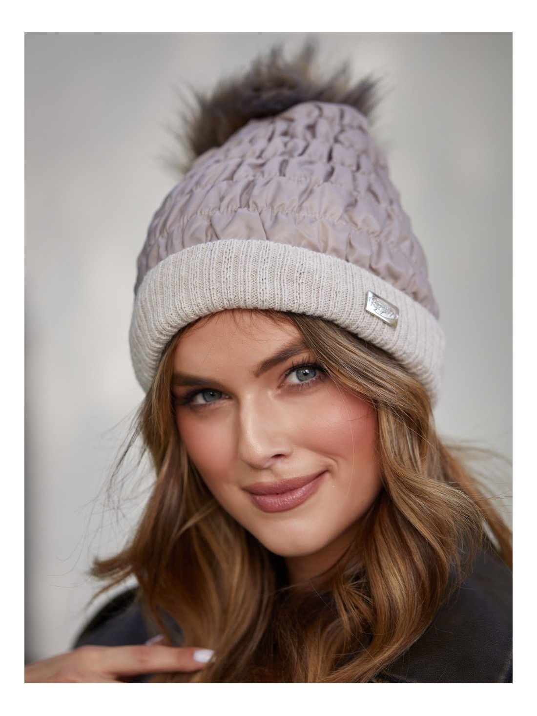 Wintermütze aus Baumwolle mit Bommel, beige C31 - Online-Shop - Boutique